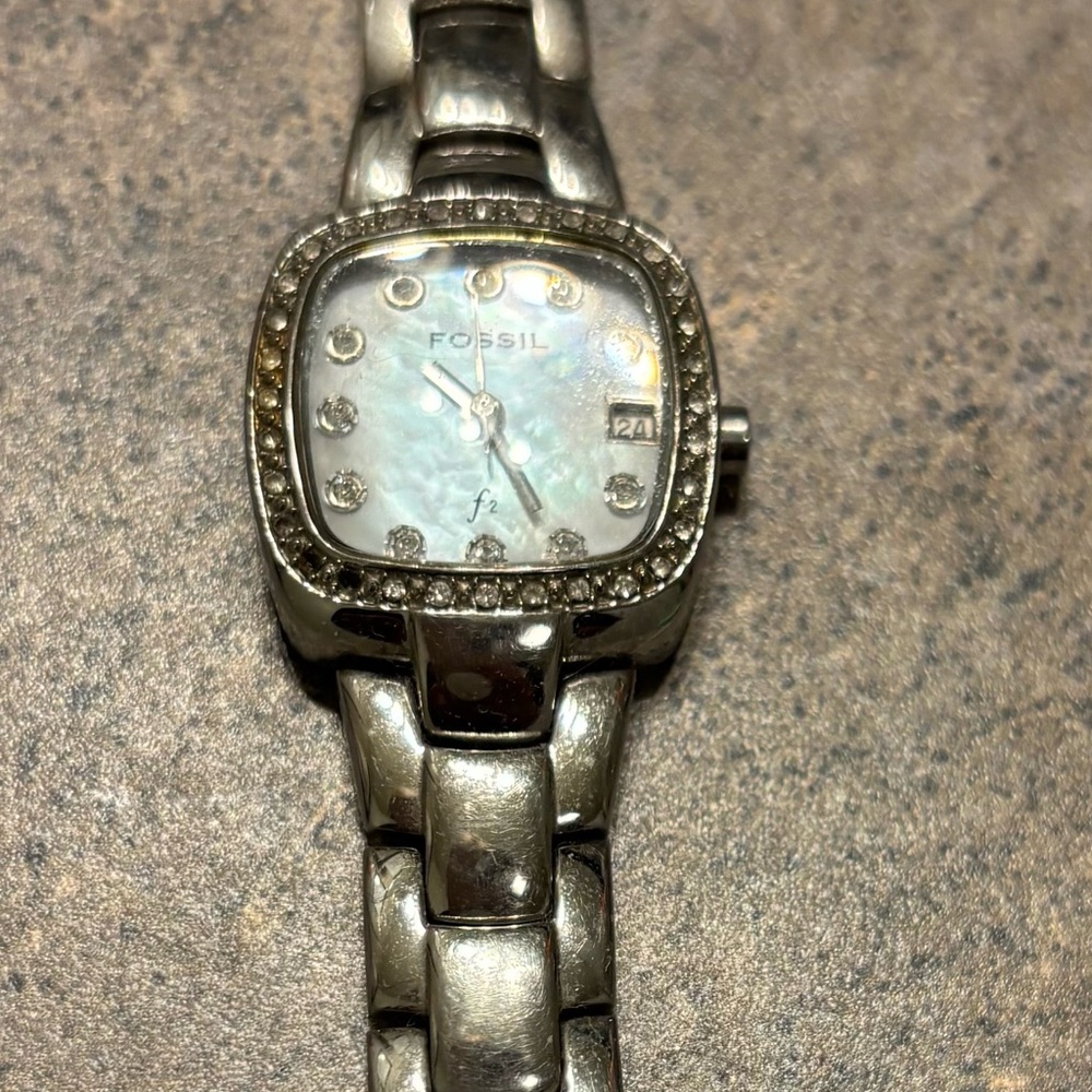 Fossil Silver Classic Timepiece with Vintage-Inspired Design